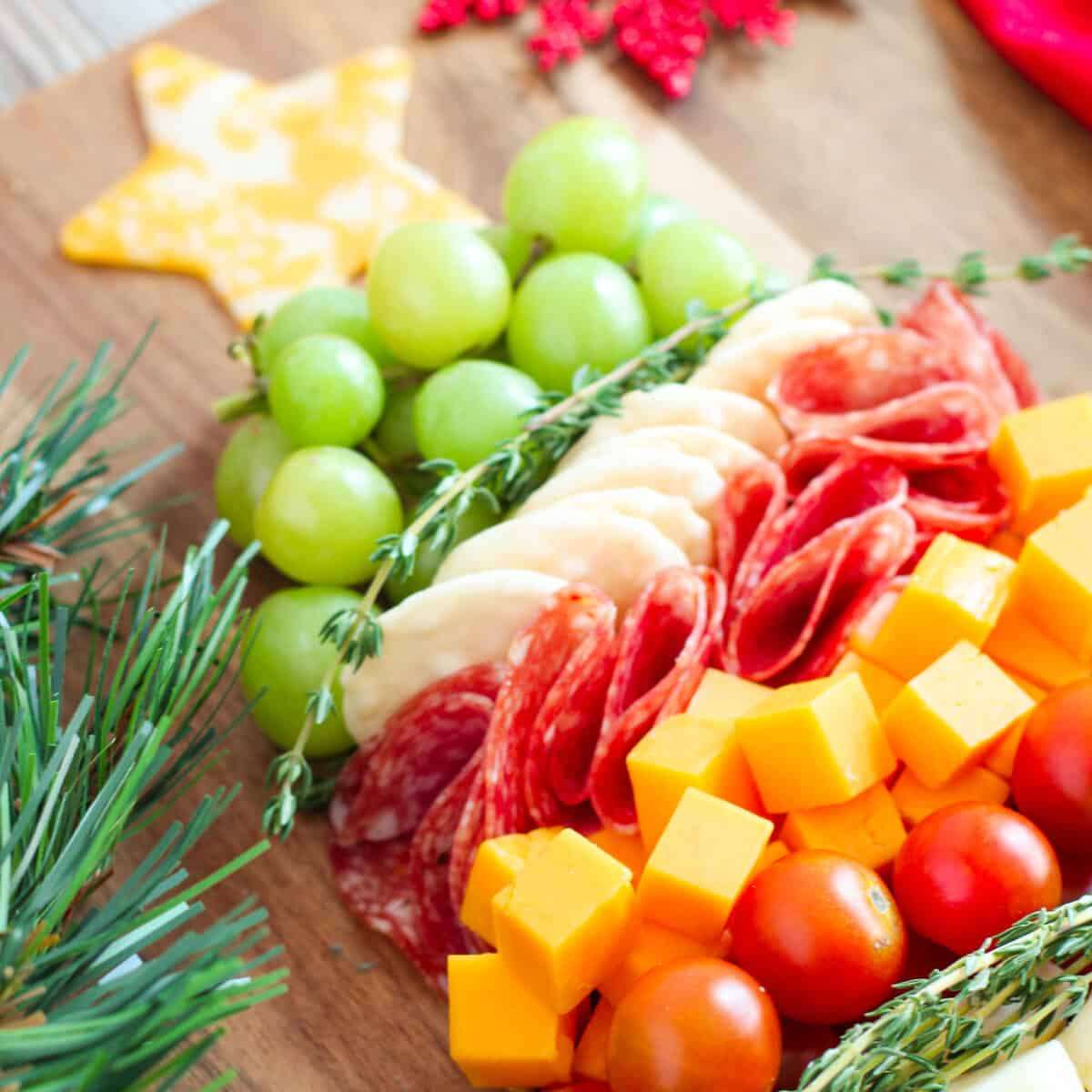 22 Christmas Charcuterie Board Ideas Image