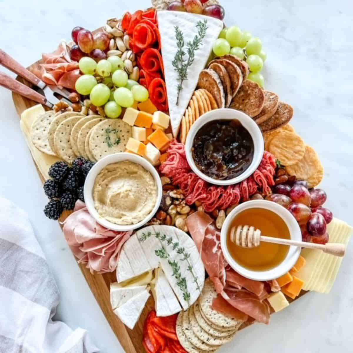 22 Christmas Charcuterie Board Ideas Image