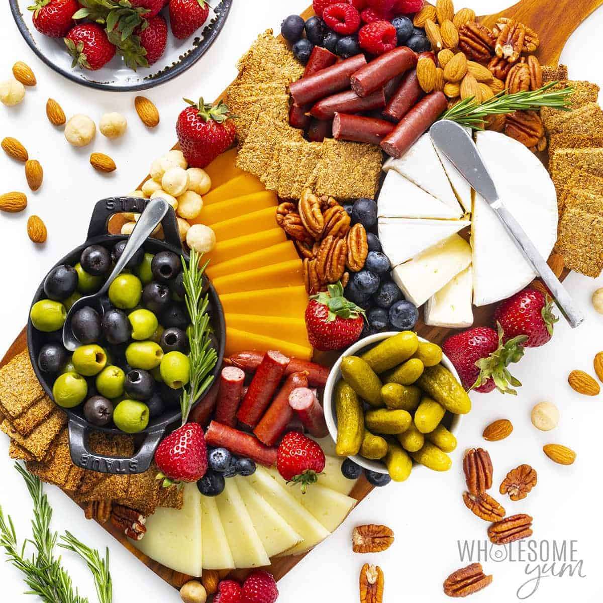 22 Christmas Charcuterie Board Ideas Image