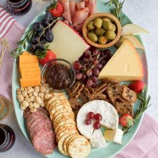 22 Christmas Charcuterie Board Ideas Image